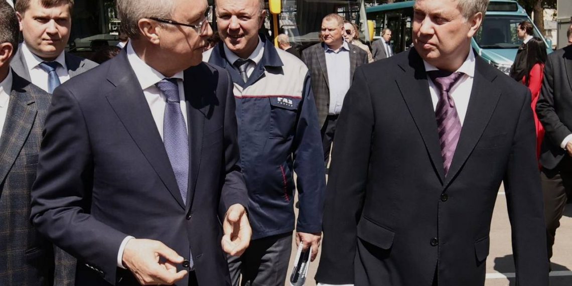 Русских подписал на Иннопроме соглашение по развитию Ульяновского моторного завода