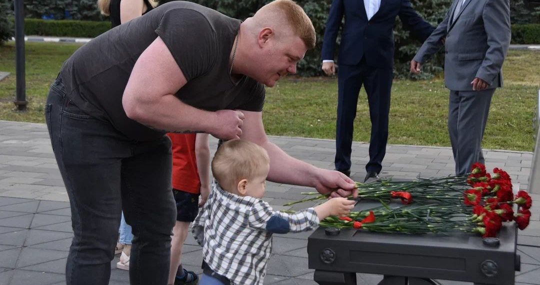 Ульяновцы возложили цветы к стеле «Город трудовой доблести»