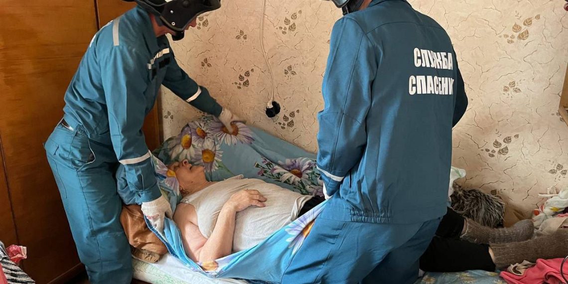 Ульяновским спасателям пришлось влезть в окно на третьем этаже, чтобы помочь пенсионерке