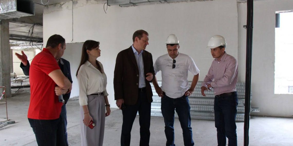 Разумков и Колотик-Каменева проинспектировали ход строительства новой «инфекционки» УОДКБ