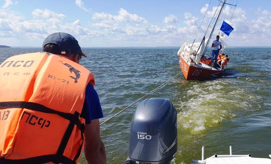 На Волге в Ульяновске во время парусной гонки на мель сели две яхты
