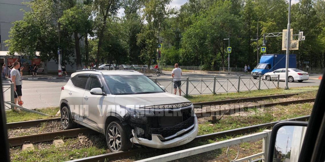 На севере Ульяновска иномарка пробила ограждение и перекрыла трамвайные пути
