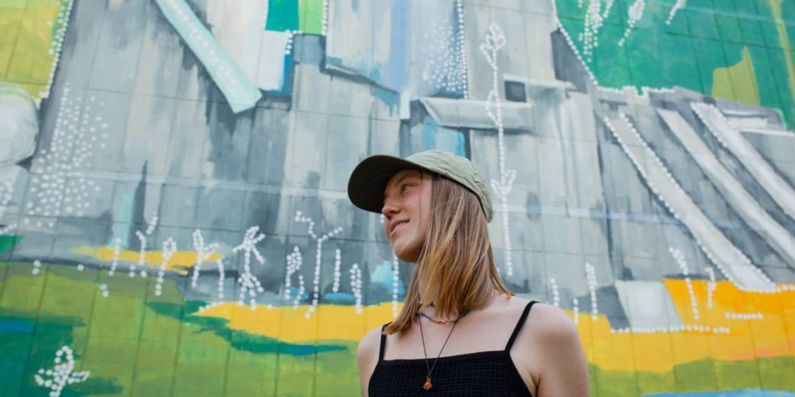 Художница из Нижнего Тагила создала мурал на фасаде пятиэтажки в Ульяновске