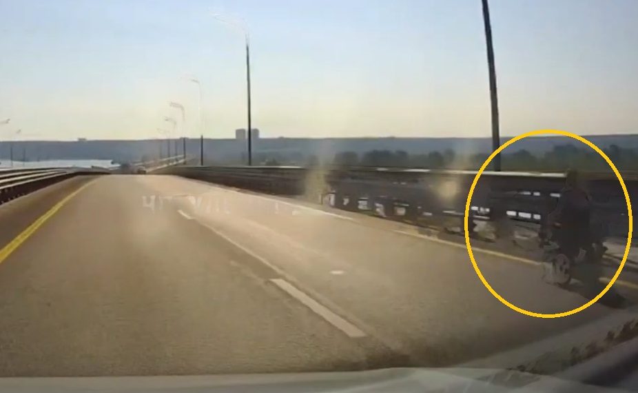 На Президентском мосту в Ульяновске заметили человека в инвалидной коляске