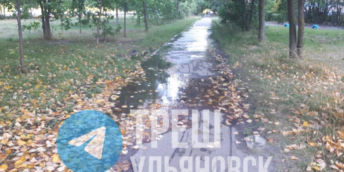 Улицу Шолмова заливает водой