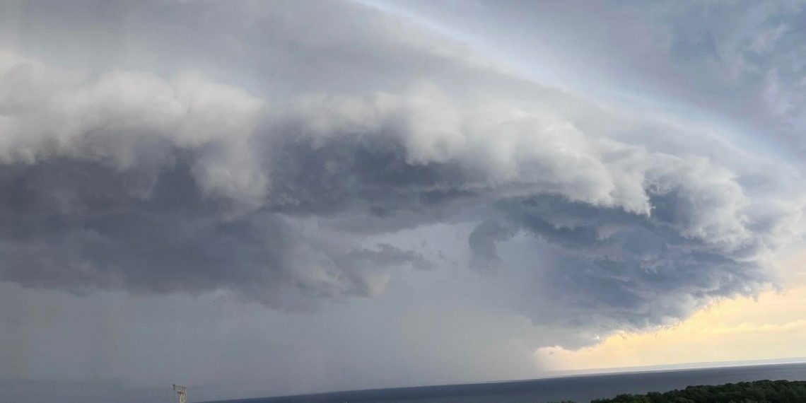 Завтра днем и вечером ожидается ураган
