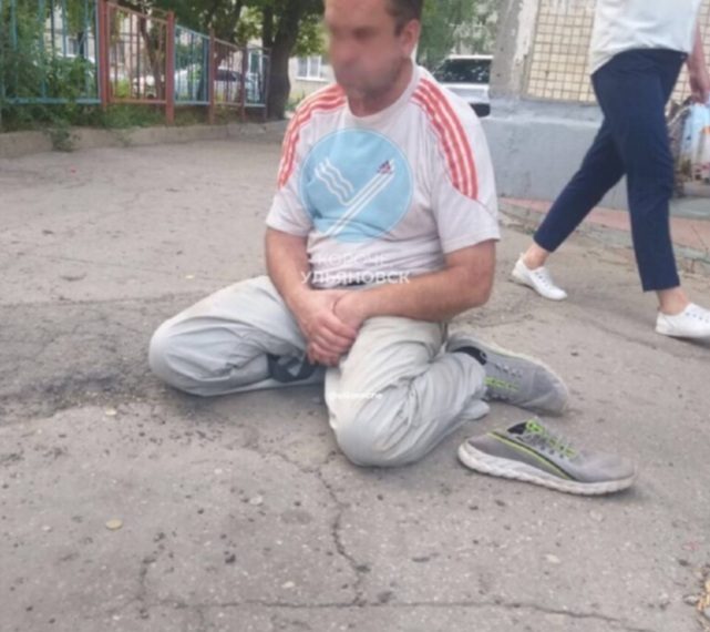 Ульяновец справил нужду на стену дома и избил женщину