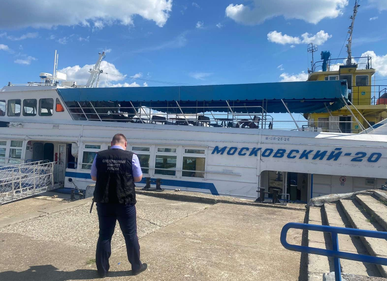 На теплоходе, врезавшемся в пирс Ульяновского речпорта, находилось 57 пассажиров