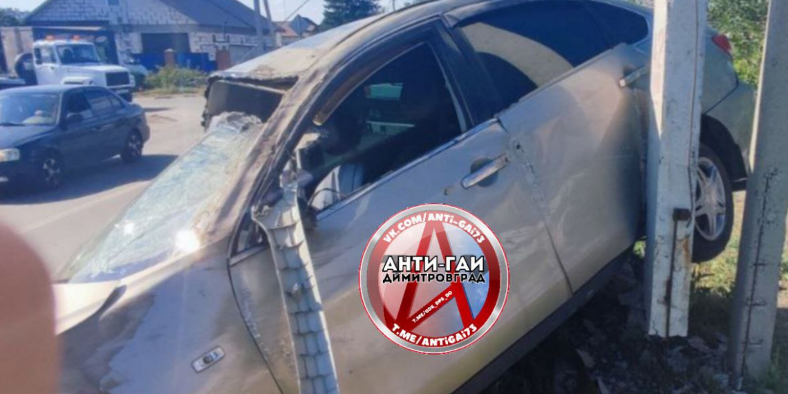 В Димитровграде Nissan Almera впечатался в столб после столкновения с «двенашкой»