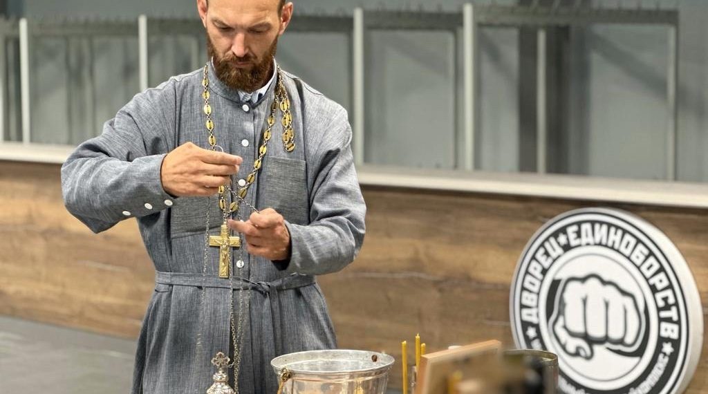 Священник из Арского освятил Дворец единоборств у Александровского сада в Ульяновске