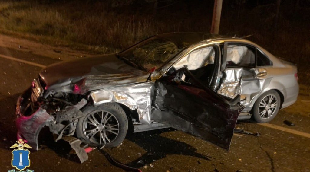 На трассе в Ульяновской области фура снесла легковой Mercedes