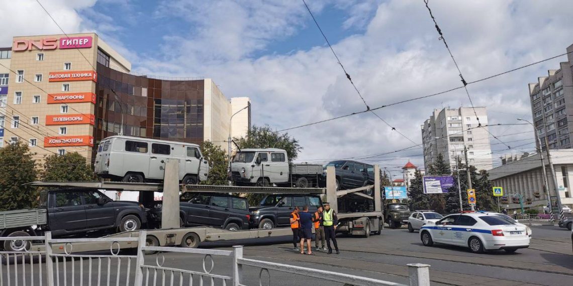 В центре Ульяновска автовоз повредил трамвайные провода