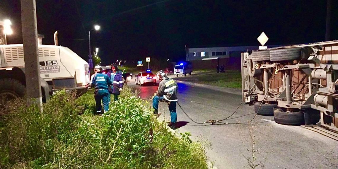 Транзитная фура опрокинула прицеп в Ульяновске