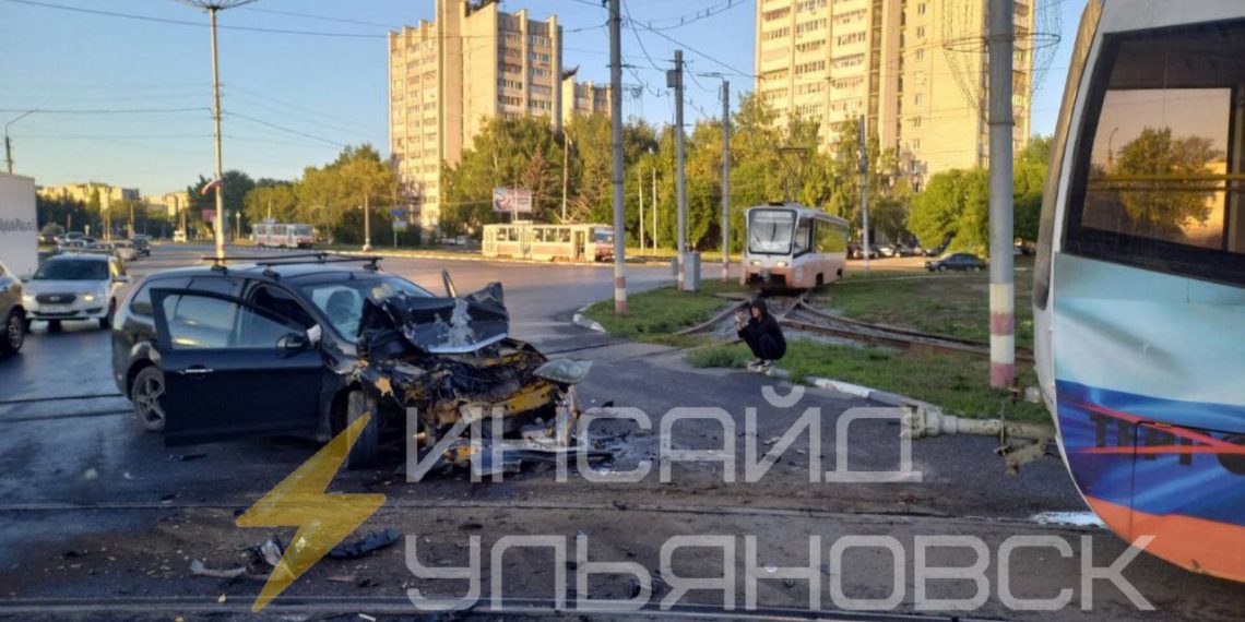 31 августа на Пушкарёвском кольце в Ульяновске легковая иномарка влетела в трамвай
