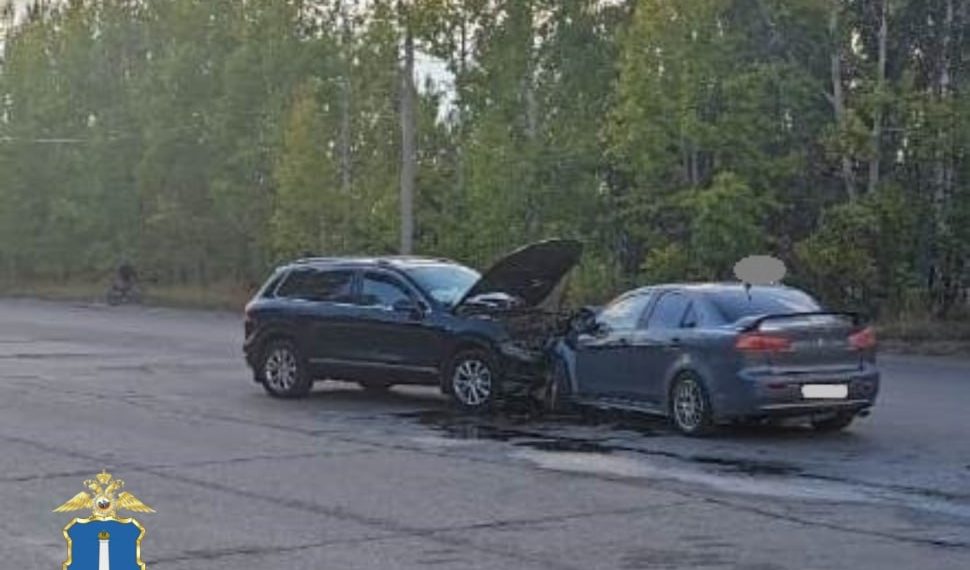 «Туарег» и «Лансер» не поделили проспект Антонова в Заволжском районе Ульяновска