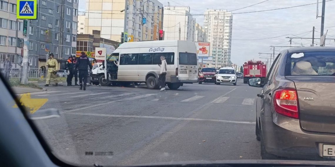 В микрорайоне Репино на севере Ульяновска столкнулись «Приора» и 96-я маршрутка