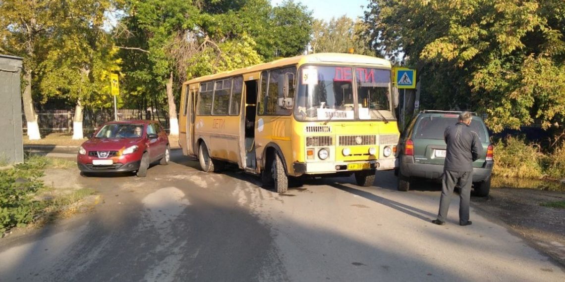 На севере Ульяновска столкнулись легковушка и школьный автобус
