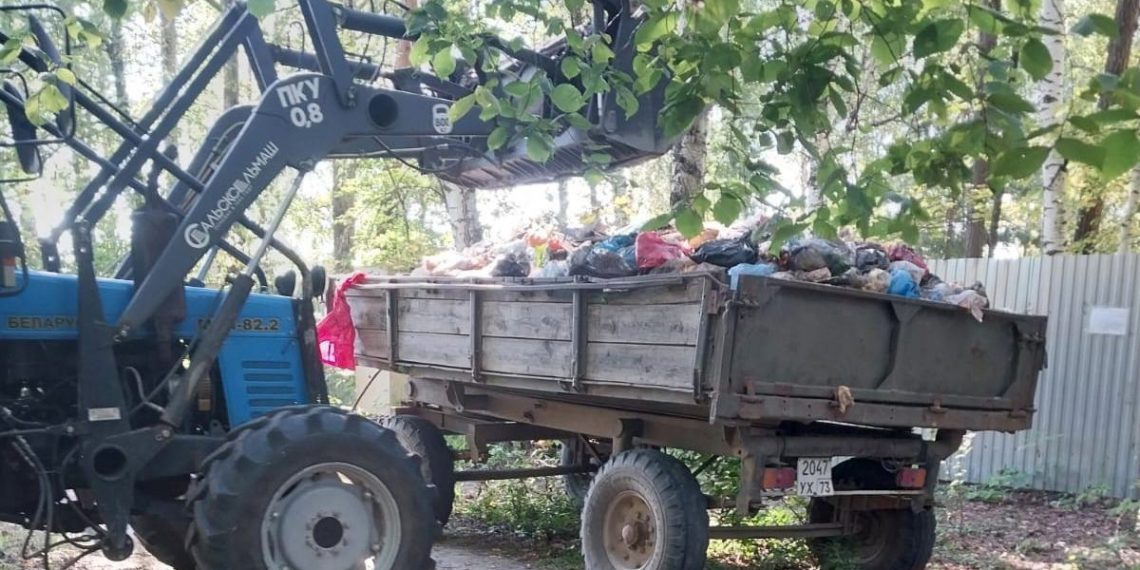 Лес у Белого озера в Николаевском очистили от пяти кубических метров мусора