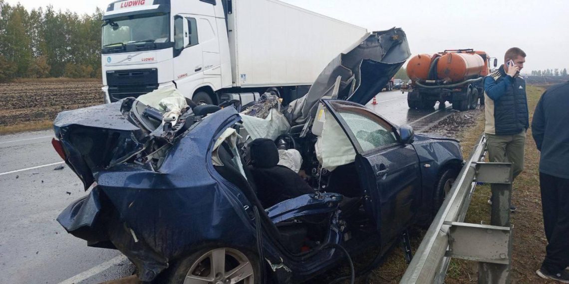 В ДТП с фурой, водовозом и легковушкой на трассе под Ульяновском погиб один человек