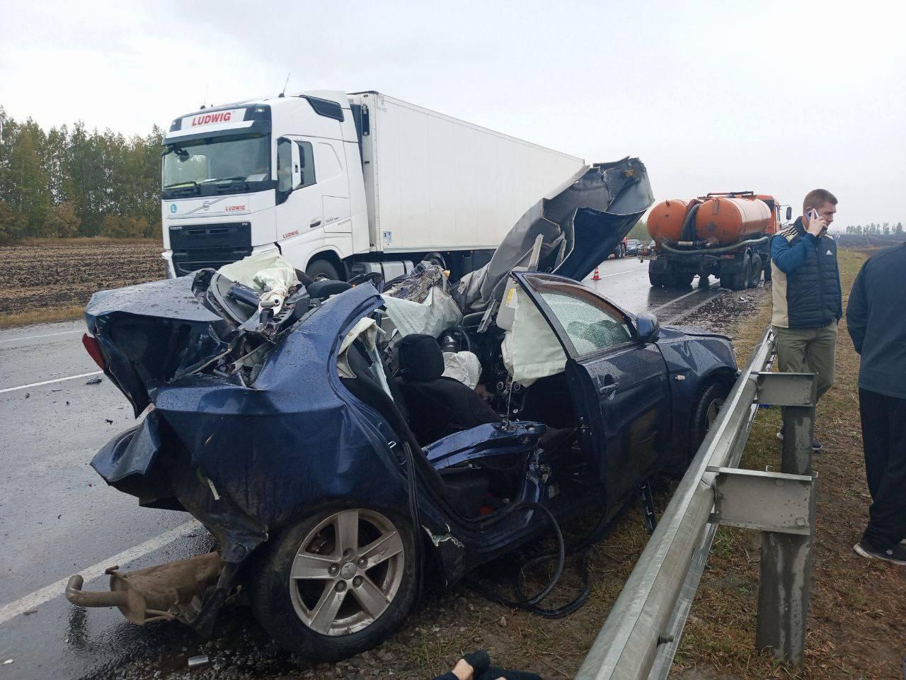 В ДТП с фурой, водовозом и легковушкой на трассе под Ульяновском погиб один  человек - Ульяновск