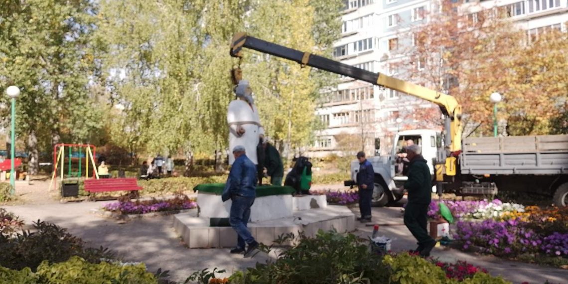 В Новом городе «подлечили» скульптуру Айболита и установили её на прежнее место