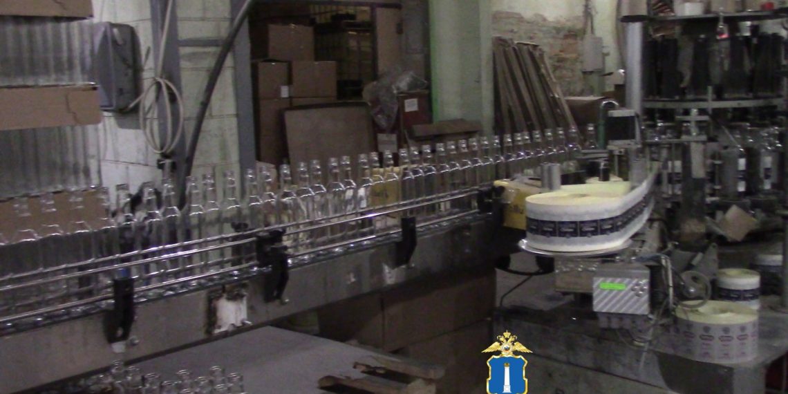 Ульяновские полицейские изъяли 139 тысяч бутылок «палёного» алкоголя в подпольном цеху