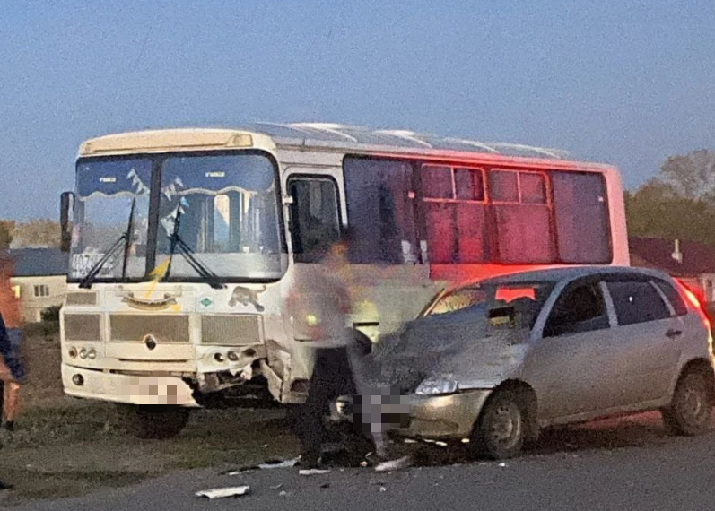 ПАЗ и «Калина» не поделили улицу Мира в Старомайнском районе