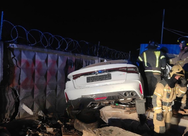 В Ульяновске Chery вдребезги разнёс охранную будку парковки