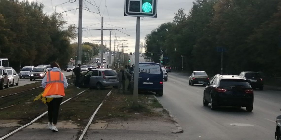 В Засвияжье из-за ДТП на трамвайных путях встал электротранспорт
