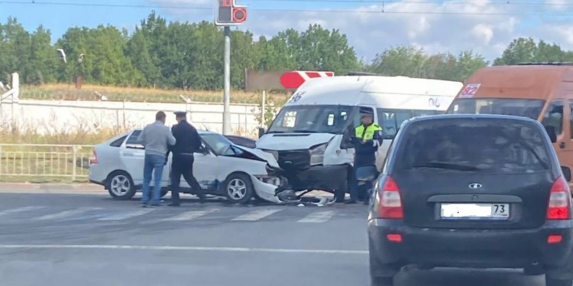 В микрорайоне Репино на севере Ульяновска столкнулись «Приора» и 96-я маршрутка