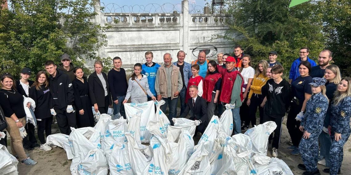 100 человек прибрались на волжском берегу на акции «Вода России»