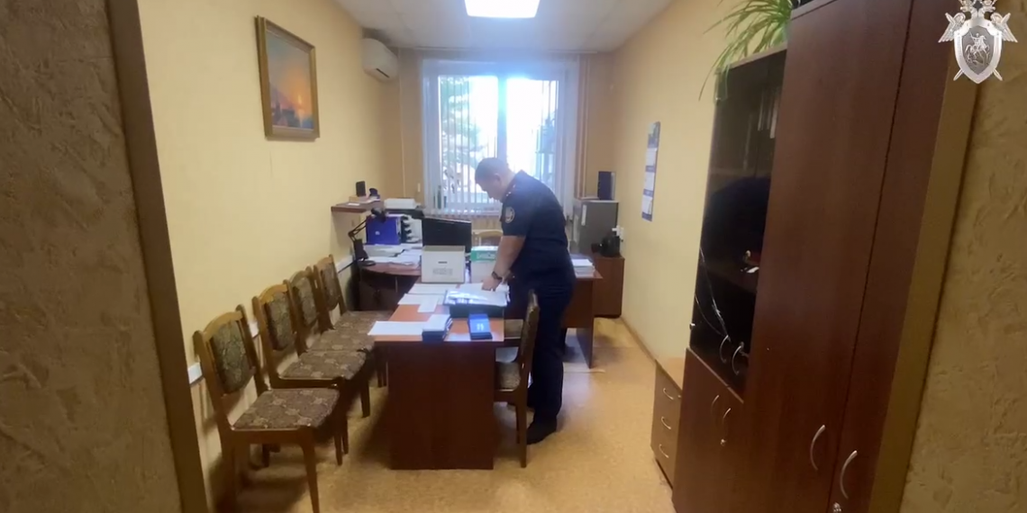 У подозреваемого во взятках декана УИГА провели обыск