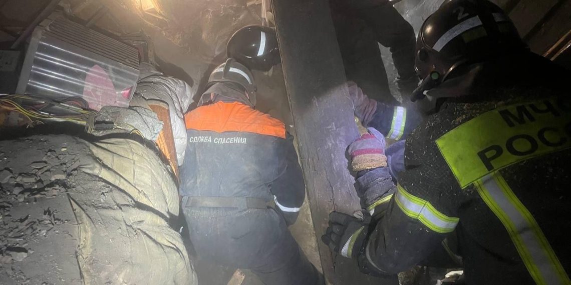 При обрушении потолка жилого дома в Ульяновске погиб мужчина и пострадала девушка