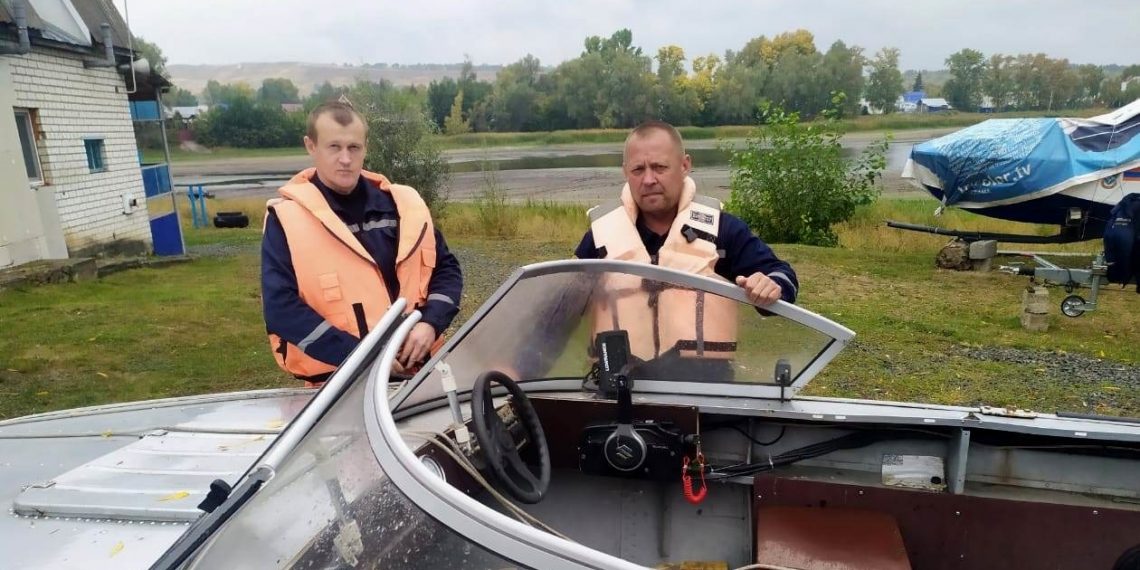 Двоих рыбаков в лодке со сломавшимся мотором спасли на Волге в Сенгилеевском районе