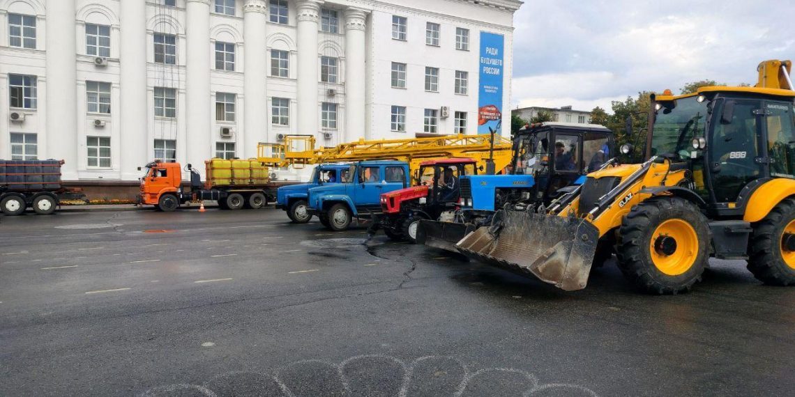 Балет коммунальной спецтехники репетируют на Соборной площади в Ульяновске