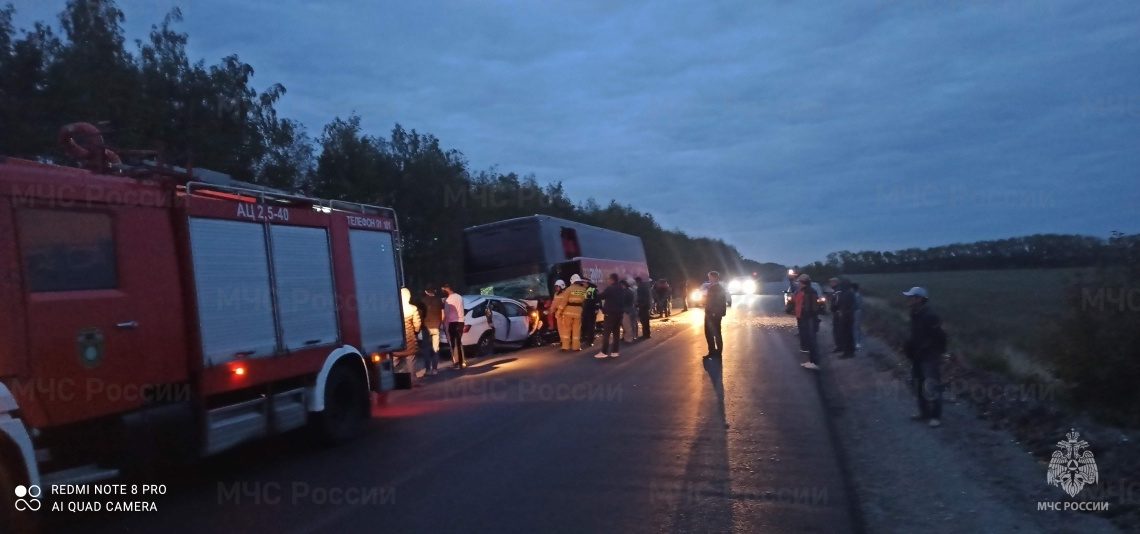 Под Ульяновском жёстко столкнулись легковушка и автобус