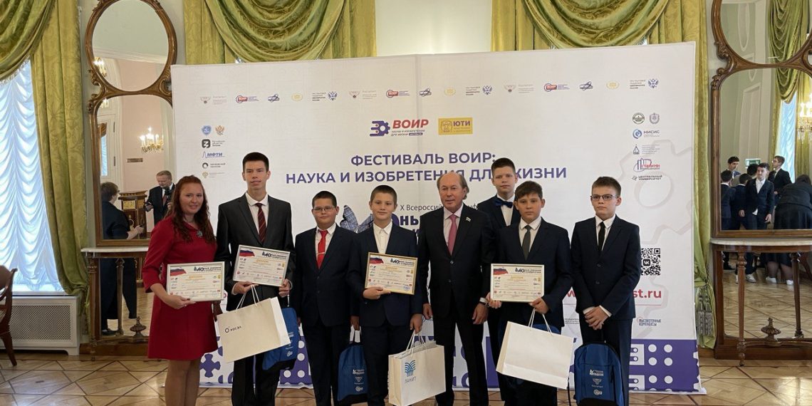 Ульяновского школьника, придумавшего эвакуатор раненых для СВО, наградили в Госдуме