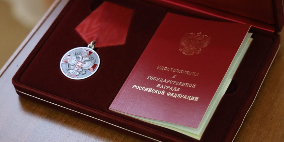 Должностных лиц и водителя ульяновского МЧС отметили государственными наградами