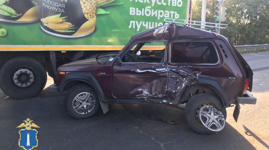 «Нива» влетела в фуру на улице Карбышева в Димитровграде