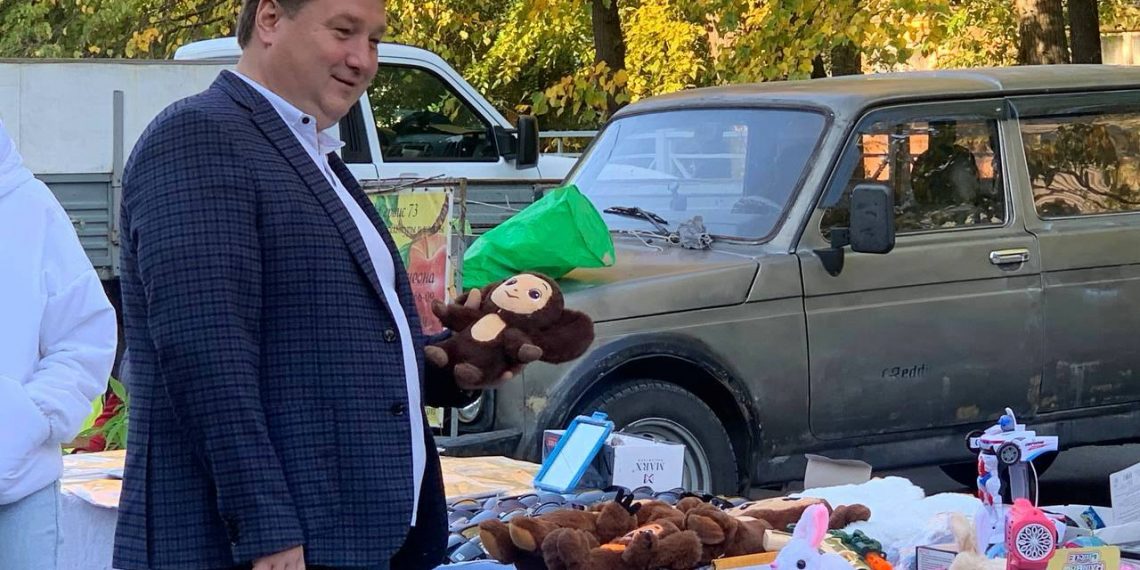 Мэр Ульяновска купил дочери плюшевого Чебурашку на первой осенней сельхозярмарке