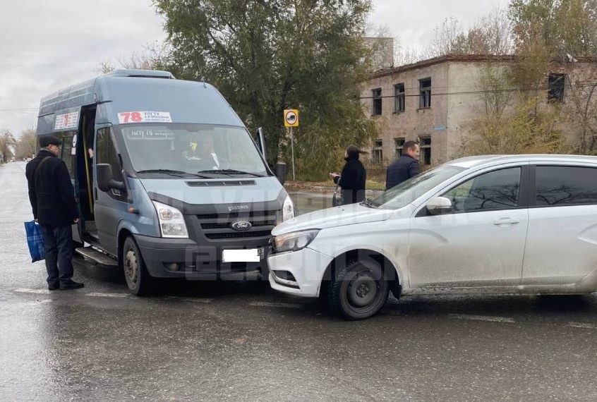 78-я маршрутка и «Веста» не смогли разъехаться на Нижней Террасе