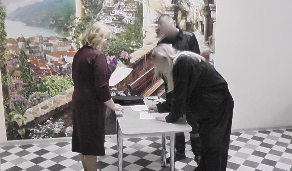 В димитровградской колонии двое осуждённых расписались со своими избранницами