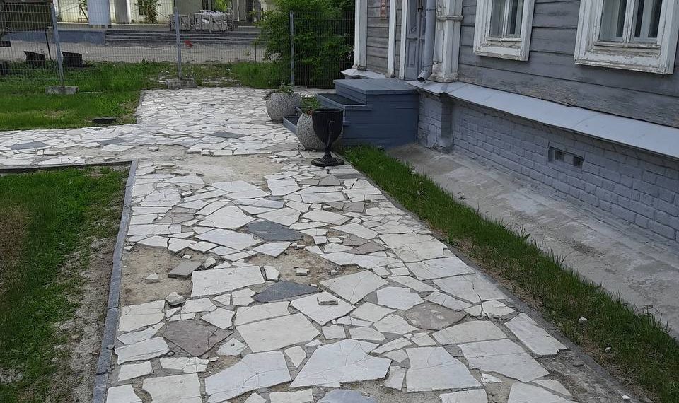 Выделенных на ремонт Мемориала В.И. Ленина не хватило даже на тротуар