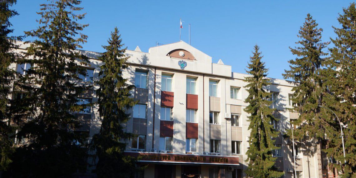 Ели возле облпрокуратуры снесут