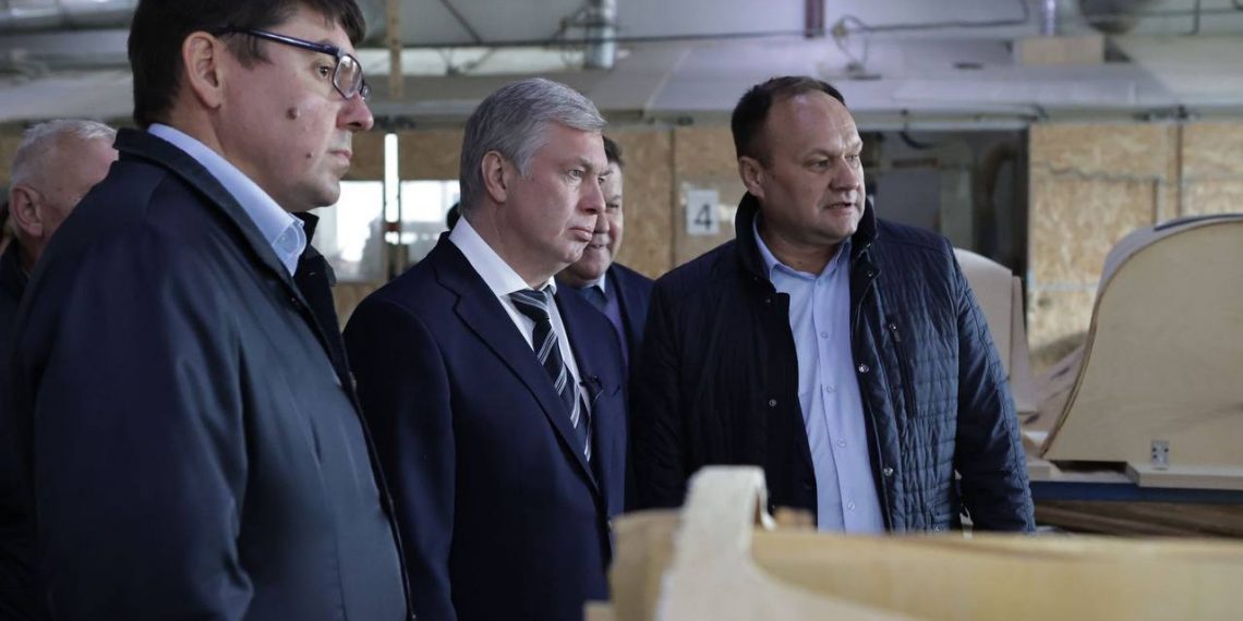 Губернатор Алексей Русских посетил производство «Юнит Групп».