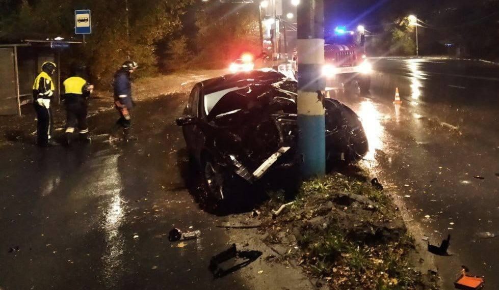 Ульяновский водитель врезался в столб и бросил машину