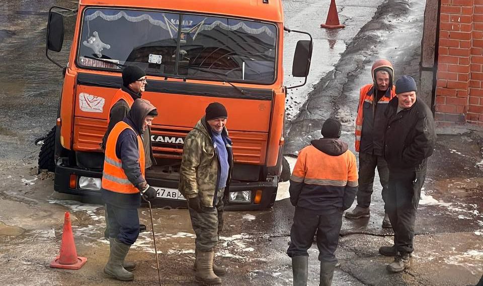 На перекрестке Воробьева и Яковлева КамАЗ провалился в асфальт