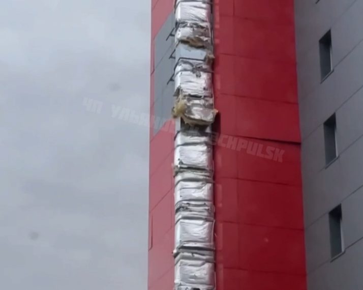 Ураганный ветер в Ульяновске «раздел» новостройки