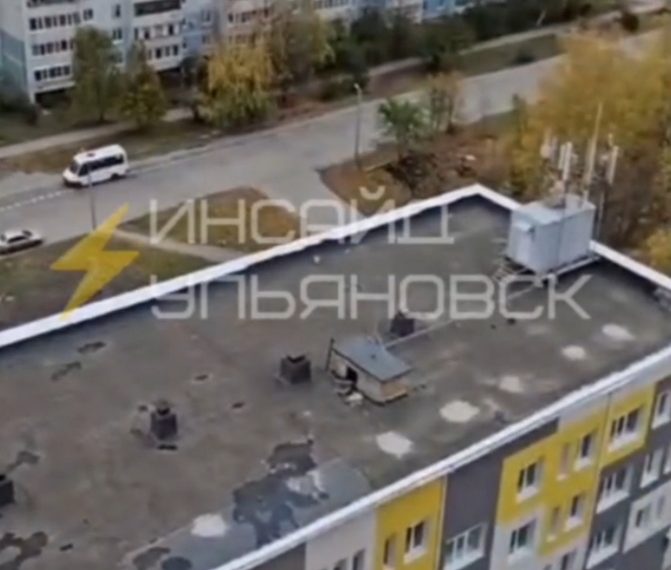 Дерево упало на ребенка, железные листы с крыши на людей, остановка на дорогу, в Ульяновске упало все