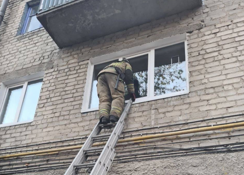 Ульяновские пожарные помогли матери попасть к запертым в квартире детям